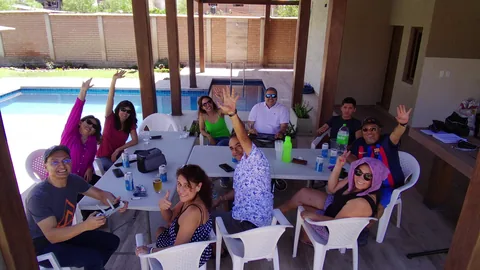Amigos reunidos alrededor de una mesa en la galería