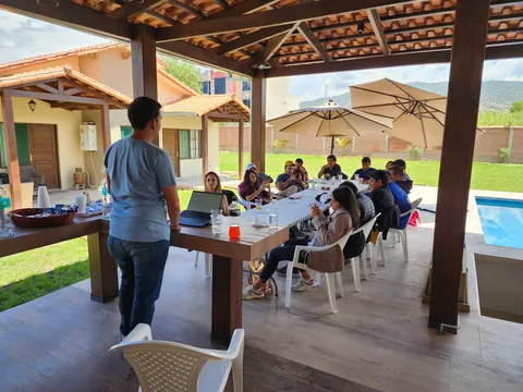 Una reunión de trabajo con computadora en la galería